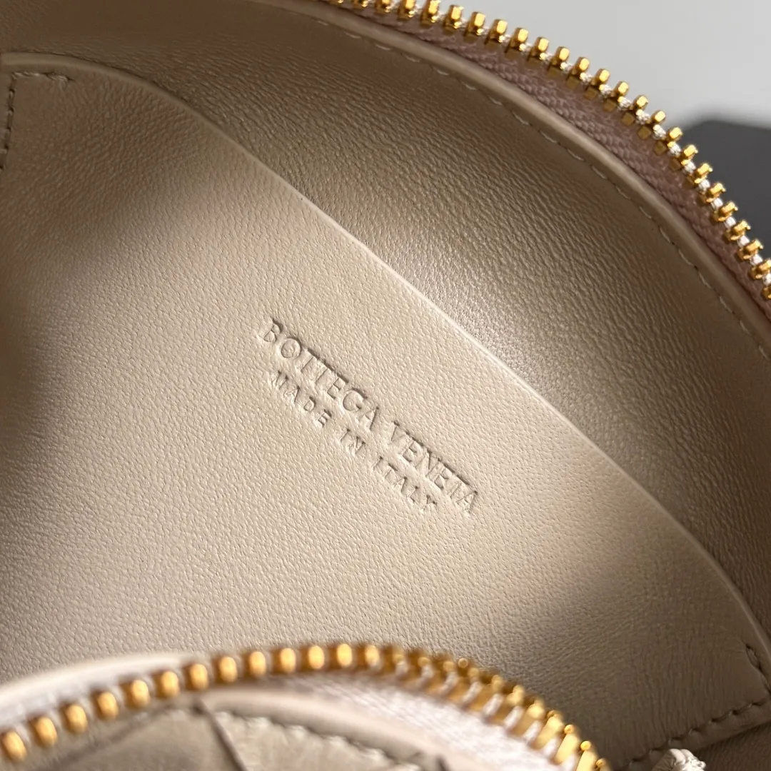 Batch 1260 BV new mini bag ceiling Bottegaveneta new Concert Pouch bag is small and has a large capacity. It can hold a Pro max mobile phone. The shoulder strap is adjustable for cross-body carry. It is very cost-effective when carried on one shoulder. The latest small bag in autumn has a lot of capacity. It can hold 4 short clips. I also tried it and it can hold one of my fists. It is cute, the capacity is touching and the length of the shoulder strap is adjustable for daily commuting. Full score 10 #bv woven bag Style number: 794258 Size: 18.5*11.5*8.5cm